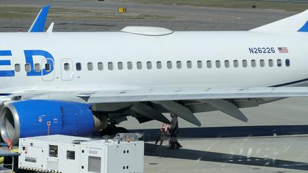Ein Mitarbeiter des Medford Jet Centers geht unter einer Boeing 737-824 von United Airlines, die auf dem Rogue Valley International-Medford Airport aus San Francisco gelandet ist. 