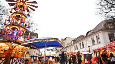 Der Weihnachtsmarkt „Blauer Lichterglanz“ steht in der Kritik. Lokale Gewerbetreibende sollen einen eigenen Fragebogen zur zukünftigen Gestaltung des Weihnachtsmarkes ausfüllen können.