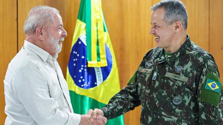 Brasiliens Präsident Luiz Inacio Lula da Silva gratuliert seinem neuen Armeechef, General Tomas Ribeiro Paiva.