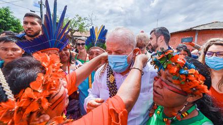 Brasiliens Präsident Lula da Silva während eines Besuchs in dem Yanomami-Reservat. 