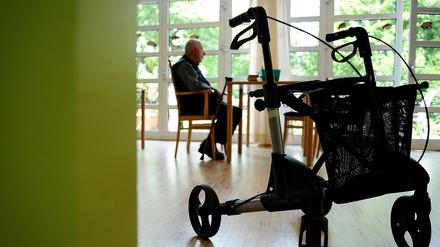 Ein Rollator steht in Münster im Aufenthaltsraum einer Pflegeeinrichtung für Senioren.