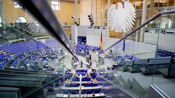 Der Deutsche Bundestag möchte Korruption und Bestechung stärker bekämpfen.