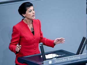 Sahra Wagenknecht (Gruppe BSW) spricht während der 164. Sitzung des Bundestages. 