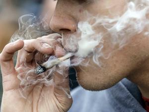 Ein Mann raucht einen Joint während einer Demonstration für den legalen Marihuana-Konsum. 