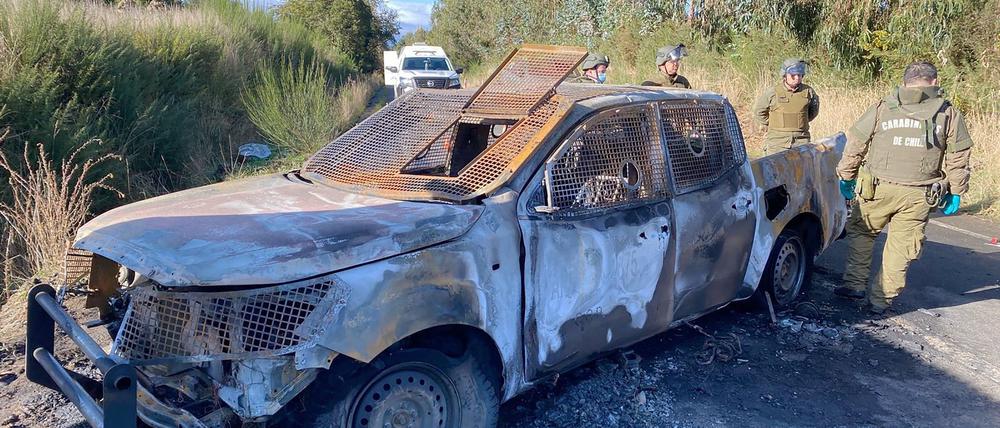 Das ausgebrannte Fahrzeug, in dem drei Polizisten am 27. April 2024 ermordet wurden.