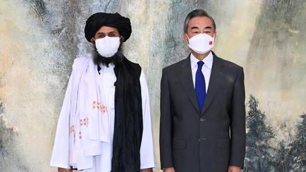 Wang Yi, Außenminister von China, und Mullah Abdul Ghani Baradar, afghanischer Führer der Taliban (Archivfoto)