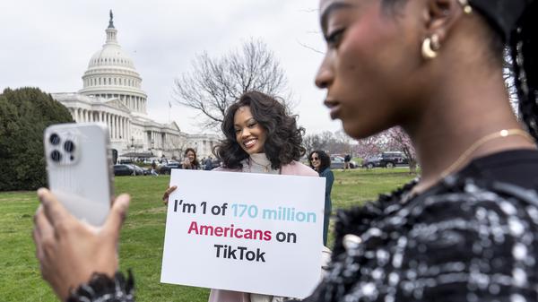Die Tiktok-Anhängerinnen Mona Swain (Mitte) und ihre Schwester Rachel Swain demonstrieren vor dem Kapitol in Washington.