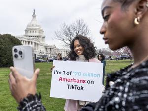 Die Tiktok-Anhängerinnen Mona Swain (Mitte) und ihre Schwester Rachel Swain demonstrieren vor dem Kapitol in Washington.