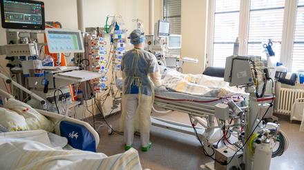 In einem Zimmer der Intensivstation wird ein Patient mit einem schweren Covid-19 Krankheitsverlauf behandelt. 