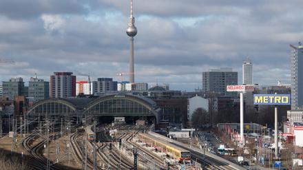 Im Berliner Ostbahnhof hat sich in der Nacht zu Donnerstag ein Teil der Zwischendeckenverkleidung gelöst und ist zu Boden gefallen. 