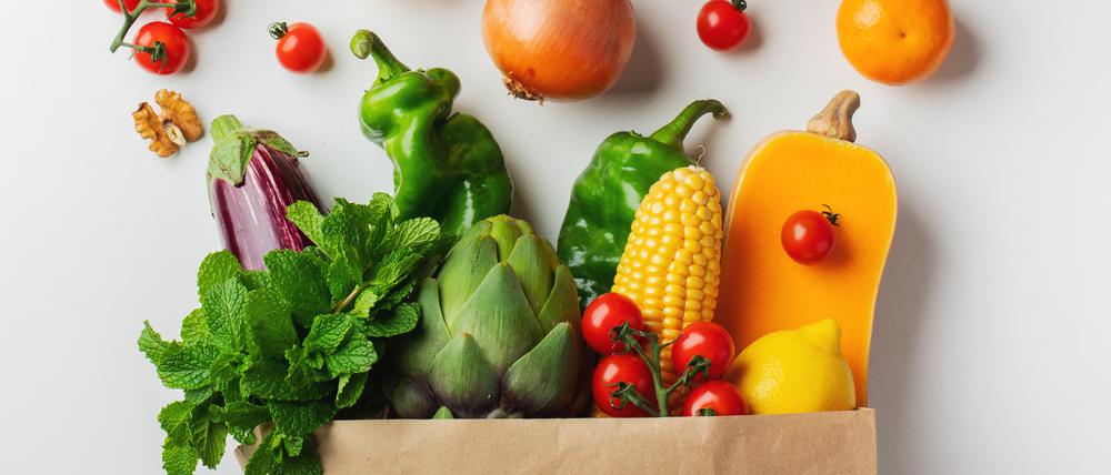 Eine Lieferung mit gesundem Essen: Obst und Gemüse.