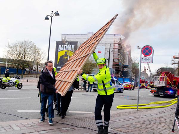 Der ehemalige dänische Kulturminister und jetzige Vorstandsvorsitzende von Danish Business (Dansk Erhverv), Brian Mikkelsen (L), hilft bei der Evakuierung von Gemälden. 