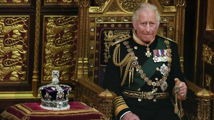 Der damalige Prinz Charles sitzt neben der Krone der Königin während der Eröffnung des Parlaments in Westminster. 