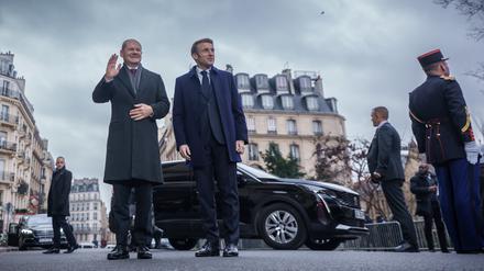 Olaf Scholz und Emmanuel Macron vor der Sorbonne, wo die Festveranstaltung zum 60. Jubiläum des Élysée-Vertrags stattfand.