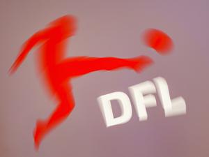 Das Logo der DFL Deutsche Fußball Liga ist am Rande einer DFL-Mitgliederversammlung im Wiesbadener Kongress-Zentrum auf einer Stellwand zu sehen.