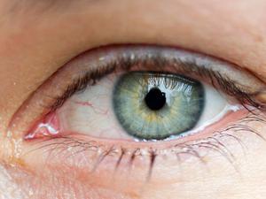 Ein menschliches Auge mit geschlossener Pupille.