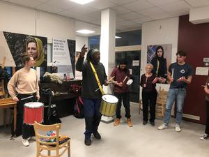 Die Samba-Perkussiongruppe „Tampores Verdes“ unter Leitung von Dadà trifft sich jeden Dienstag im Interkulturellen Haus in Schöneberg oder bei schönem Wetter auf dem Tempelhofer Feld.