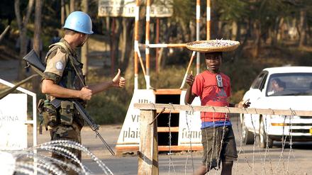 Ein Junge läuft an einem UN-Soldaten vorbei (Archivfoto)