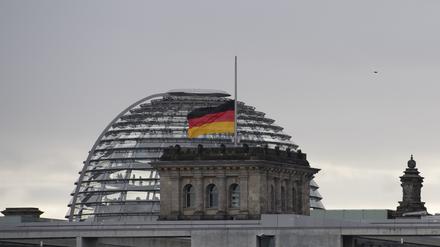 Die Deutschland-Fahnen auf dem Dach des Reichstagsgebäudes.