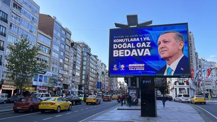 Eine Wahl-Reklame des türkischen Präsidenten Recep Tayyip Erdogan im Istanbuler Stadtteil Sisli verspricht allen Haushalten ein Jahr lang gratis Gas.