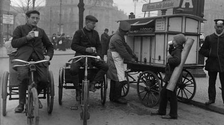 1908: Am „Erfrischungswagen“ auf dem Potsdamer Platz gibt es heiße und kalte Getränke. Das Bild stammt aus dem Buch „Ohne Motor. Das Fahrrad im alten Berlin“ (Herausgeber Boris von Brauchitsch, Edition Braus,128 Seiten, 24,95 Euro).
