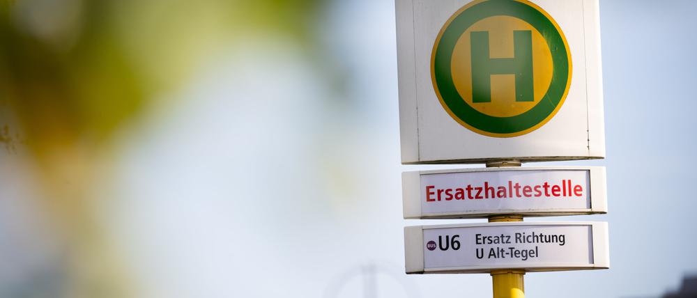  Ein Schild weist auf eine Ersatzhaltestelle für die Linie U6 hin. Noch bis Mitte April kommt es für Fahrgäste zu weiteren Einschränkungen auf der U-Bahn-Linie U6 zwischen Kurt-Schumacher-Platz und Reinickendorfer Straße. (Symbolbild)