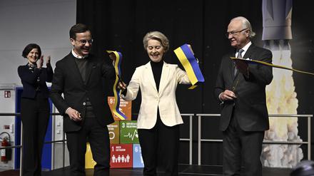 Ulf Kristersson (l-r), Ministerpräsident von Schweden, Ursula von der Leyen, Präsidentin der Europäischen Kommission, und König Carl Gustaf von Schweden bei der Einweihung der neuen Satellitenstartrampe. 