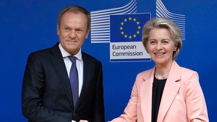 Ursula von der Leyen (r.), Präsidentin der Europäischen Kommission, begrüßt Donald Tusk, Vorsitzenden der polnischen Bürgerkoalition, am Sitz der EU in Brüssel. 