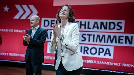 Bundeskanzler Olaf Scholz (SPD) gratuliert Katarina Barley zur Wahl als Spitzenkandidatin für die Europawahl bei der Europadelegiertenkonferenz der SPD.