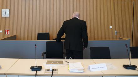 Der Angeklagte steht vor Beginn des Prozesses wegen schweren sexuellen Missbrauchs eines Kindes im Sitzungssaal im Landgericht Lübeck. 