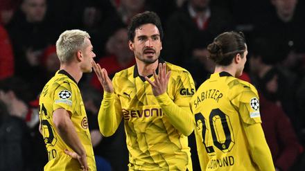Dortmund's German defender #15 Mats Hummels (C) reacts during the UEFA Champions League round of 16, first leg football match between against PSV Eindhoven and Borussia Dortmund at the The Philips Stadium, in Eindhoven on February 20, 2024. (Photo by JOHN THYS / AFP)