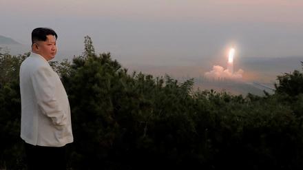 Nordkoreas Staatschef Kim Jong Un beaufsichtigt einen Raketenstart an einem ungenannten Ort in Nordkorea. (Undatierten Foto, am 10. Oktober 2022 von Nordkoreas Nachrichtenagentur veröffentlicht.) 