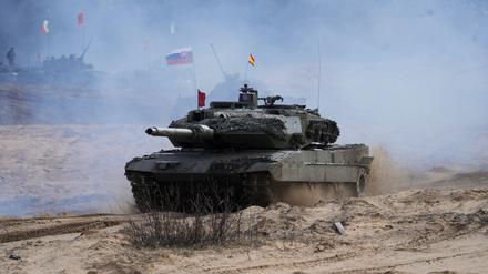 Ein spanischer Panzer vom Typ „Leopard 2“ bei einem NATO-Manöver in Lettland im März 2023. Bald könnten auch hier wieder Wehrpflichtige dabei sein. 
