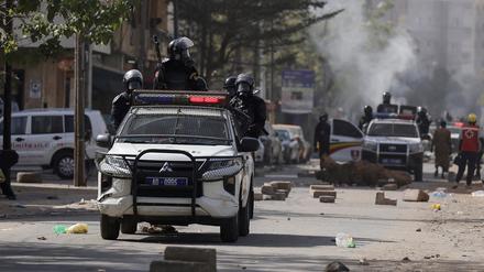 Polizisten sitzen auf einem Pick-up während der Proteste im Senegal. 