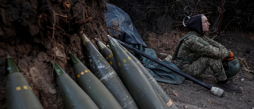 Die Ukrainer brauchen dringend neue Artilleriemunition an der Front.