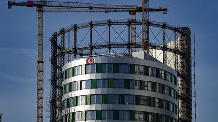 Baukräne stehen am Gasometer in Schöneberg. Ein 70 Meter hoher Bürobau auf der Innenfläche des historischen Stahlkorsetts ist inzwischen fertiggestellt und an die Deutsche Bahn übergeben worden.