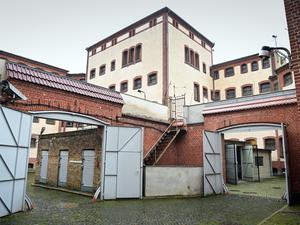 Innenhof der Gedenkstätte Lindenstraße 54 in Potsdam. Sie erinnert in einem ehemaligen Gefängnis- und Gerichtsgebäude (u. a. Untersuchungsgefängnis der Stasi) an politische Verfolgung und Haft in der NS-Diktatur, der sowjetischen Besatzungszone und der DDR.