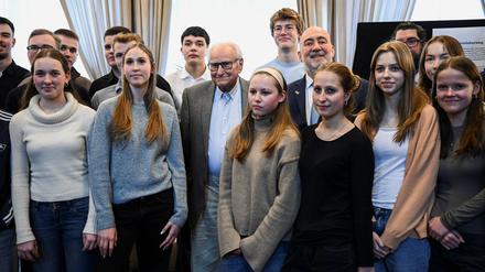 Der Holocaust-Überlebende Kurt Hillmann berichtete Berliner Schülerinnen und Schülern in der israelischen Botschaft von seinen Erfahrungen in der Zeit des Nationalsozialismus.