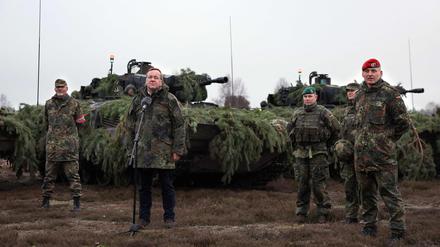 Boris Pistorius steht bei einem Besuch der Bundeswehr in Moeckern vor einem Mikrofon. 