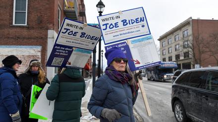 Schilder in New Hampshire, die dafür werben, Joe Biden auf die Wahlliste zu schreiben.
