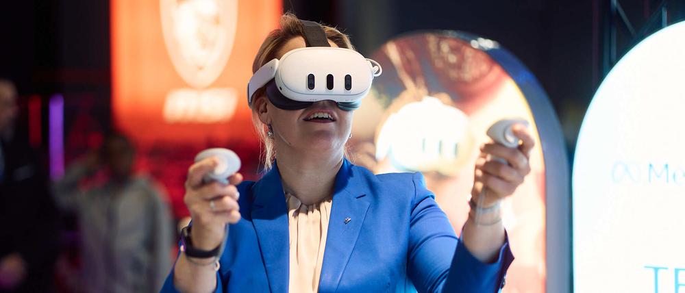Franziska Giffey probierte im Xperion eine VR-Brille aus.