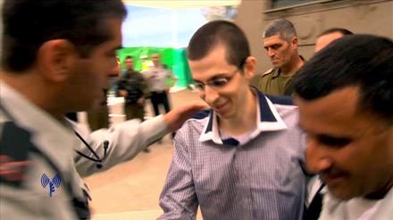 Der Videograb eines FIlm der israelischen Armee zeigt Gilad Schalit am Dienstag (18.102011) nach seiner Freilassung. 