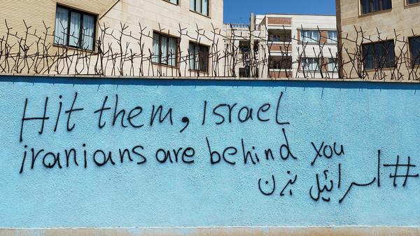 Pro-israelische Graffiti im Iran: „Schlagt zu Israel, die Iraner stehen hinter euch“.