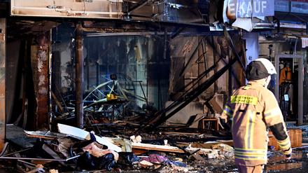Trümmer vor einem Haus in der Neustraße in Eschweiler, wo es am Donnerstagabend eine gewaltige Explosion gab.