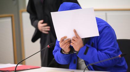 Der Angeklagte beim Prozessauftakt im Gerichtssaal im Landgericht Braunschweig.