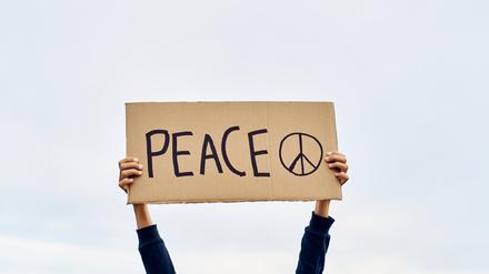 Ein „Peace“-Plakat mit dem Symbol für Frieden.