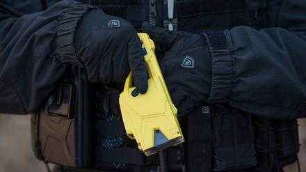 Ein Beamter vom Überfallkommando der Frankfurter Polizei hält einen Taser in der Hand. Mit dem Elektroschocker wird ein Täter mehrere Sekunden lang handlungsunfähig gemacht.