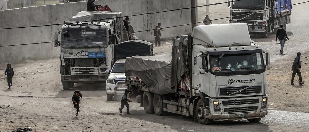 Lastwagen mit Hilfsgütern fahren über den Grenzübergang Kerem Schalom in den Gazastreifen ein (Archivfoto).