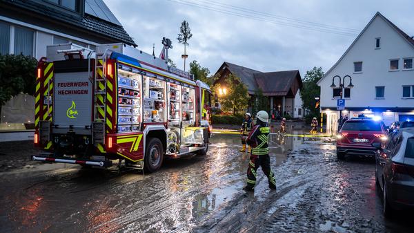Einsatzkräfte der Feuerwehr sind nach einem Unwetter in der Gemeinde Bisingen im Zollernalbkreis im Einsatz.