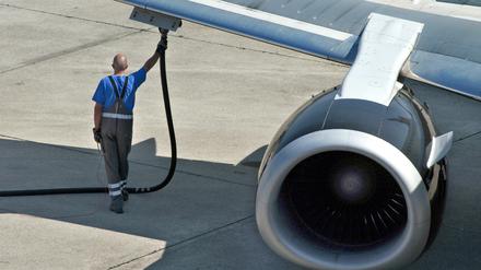 Betankt werden Flugzeuge auch in Zukunft, aber die Klimabilanz der Treibstoffe muss erheblich verbessert werden.